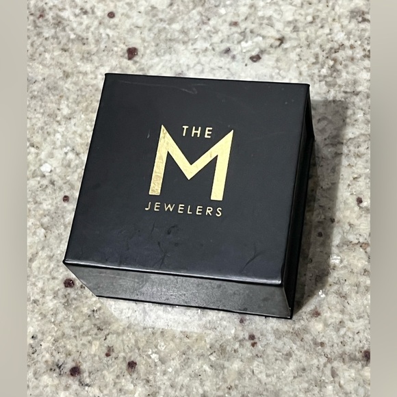 THE M JEWELERS STEPH GOLD HOOPS - Picture 4 of 6